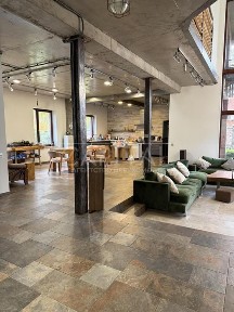 Унікальний приватний будинок з ремонтом біля озера у Києві