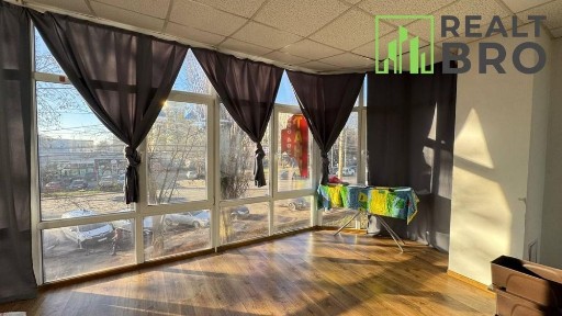 Оренда офісу з скляним фасадом на Виставці