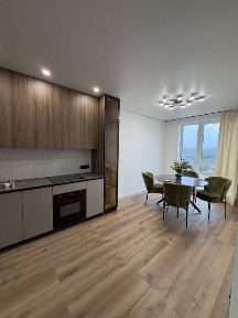 Продам 2к видову квартиру по вул. Університетська