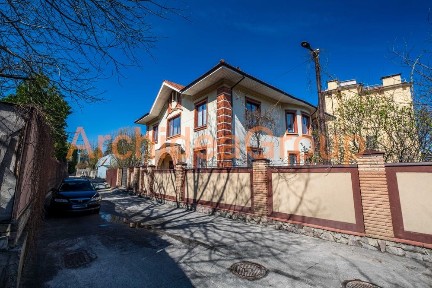 Продаж будинку у самому центрі на Печерську