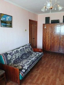 В продаже 1 комнатная квартира, третья остановка метро Студенческая.