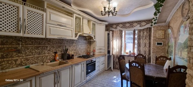 Сучасний будинок. Власний двір.