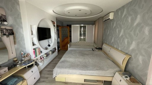 У продажу велика 3-кімнатна в морському квадраті