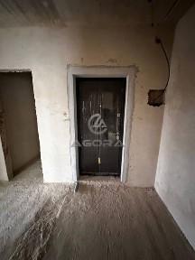 **Простора трикімнатна квартира на березі міського озера**