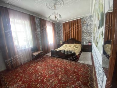 Затишний цегляний будинок з окремою ділянкою.