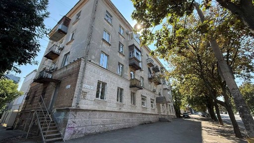 Продам 2 - кімнатну квартиру по ціні 1к. Центр Грушевського під ремонт