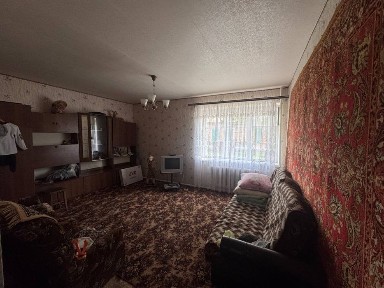 Двоповерховий будинок в селищі.