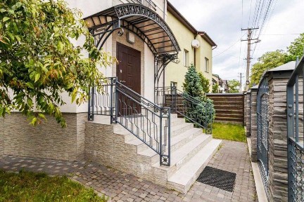 Оренда окремого котеджу вул. Сулими, євроремонт, 3 пов. -1600 євро.