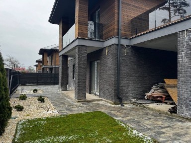 Великий будинок для великоі сімʼї. Під чистове оздоблення.