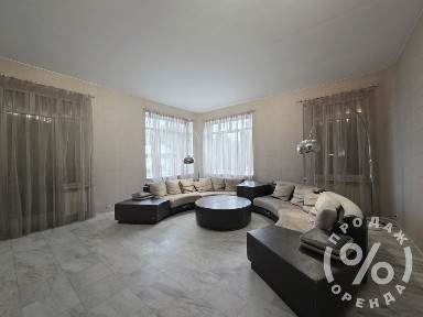 Стильний будинок у центрі з більярдною та камінною кімнатою