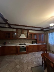 Здається будинок з чаном біля лісу