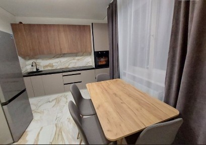 Здається 1-км. Біля Парку.