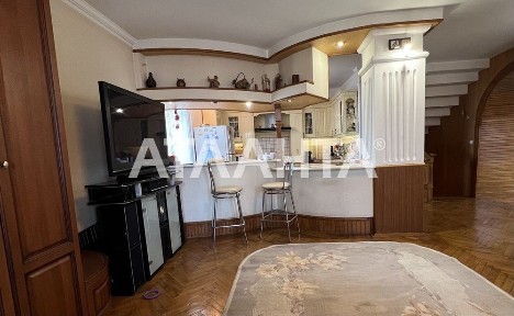 Квартира- будинок в центрі міста.