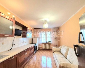 Продається 3 кімнатна простора квартира в Деснянському районі м. Киева