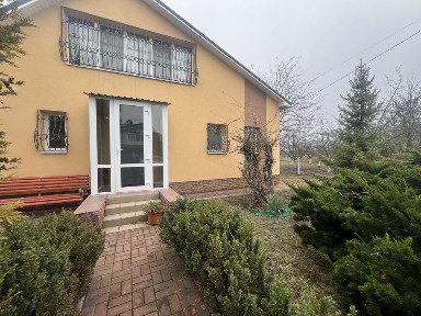 Будинок біля солоного озера