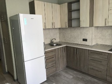 Костанди, <a href='/newbuilding/1247/view/zk-vernisaz'>Вернисаж</a>. Качественный ремонт. Сигнализация. Паркинг в доме