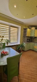 Продається 3к квартира по вулиці Зарічанській