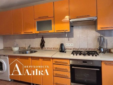 Продам велику 3-кімнатну квартиру в новому будинку з меблями