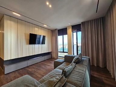 Трикімнатна квартира поблизу озера у новобудові