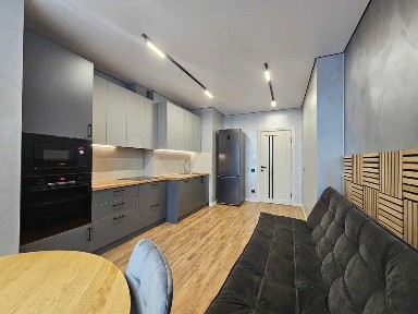 Велика однокімнатна з ремонтом поблизу центру