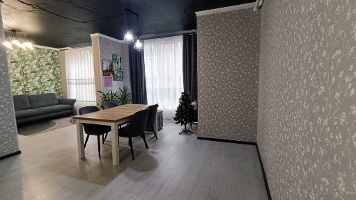 Простора квартира 1й поверх, газове опалення. З меблями та техникой!