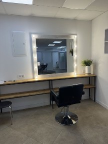 Сдам места в аренду: парикмахеру, бровисту, визажисту.