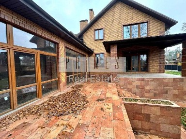 Продаж котеджу без ремонту в закритому КМ, вул. Лісна, Стоянка