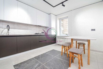 3-к. квартира з ремонтом, і/о та лоджією в р-ні Дружба за вул Карпенка