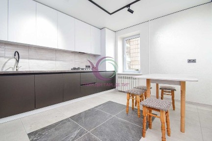 3-к. квартира з ремонтом, і/о та лоджією в р-ні Дружба за вул Карпенка