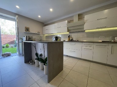 Продам котедж на Буковинській