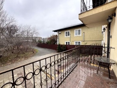 Оренда будинку для сімʼї під офіс Генератор