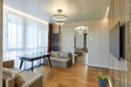 4-кімнатна дворівнева квартира з двома терасами. Дизайнерський ремонт