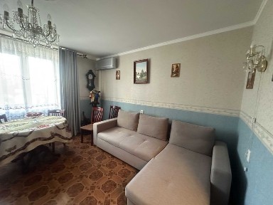 В продаже двухкомнатная квартира в центре города