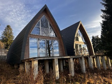 За 230 000$ продається 17,5 сотих та 3 будинка площею 440 м2 у Ворохті