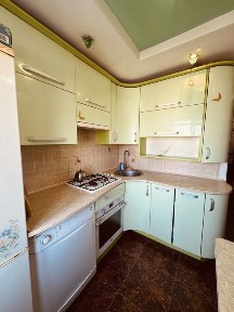 Продам трьох кімнатну з ремонтом у м. Новий Розділ.