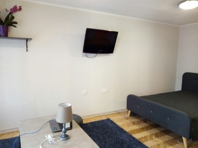 1-к сучасна квартира-студія, 4 поверх, метро поруч.