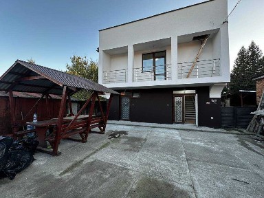 Продається житловий будинок + магазин в м. Тячів