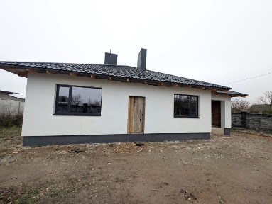 Просторий будинок біля міста