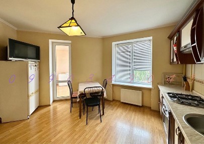 Простора двокімнатна квартира в новобудові поруч із парком «перемога».