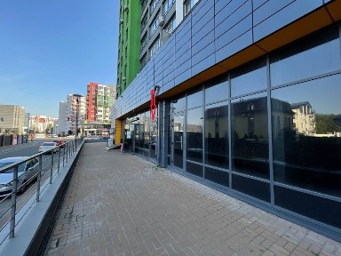 Продаж комерційного приміщення з фасадним входом