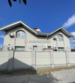 Заміський будинок біля річки.