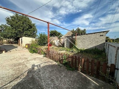 Продаж будинку в с. Вишневе з меблями та технікою, та з гаражем.