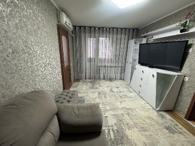 Продаж трикімнатної квартири на Космонавтів