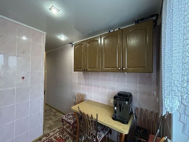 Дво кімнатна квартра район 40 років, у дуже гарному стані.