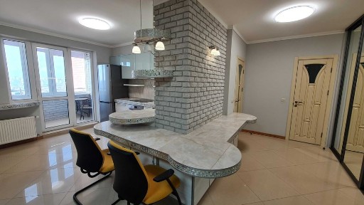 Оболонь, продаж, власник. Генератор на ліфти