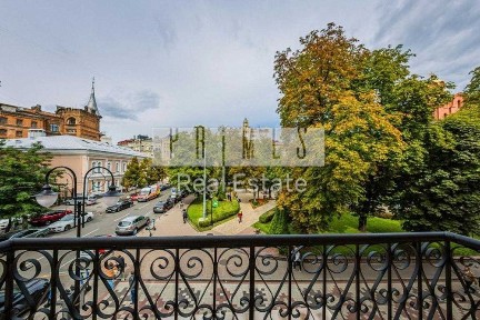 Продаж 2к квартири, вул. Лисенка, центр, Золоті ворота