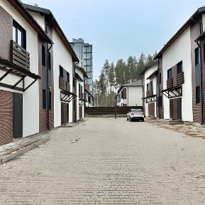 Таунхаус в котеджному містечку. Поруч парк, ліс, озеро