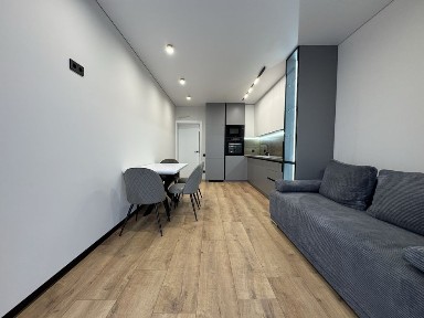 Продам простору 1-кім квартиру 50 кв. м з дизайнерським ремонтом