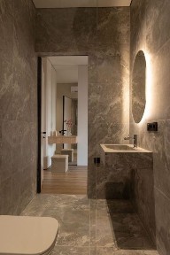 Продається вишукана 2 кім квартира в центрі у будинку клубного типу.