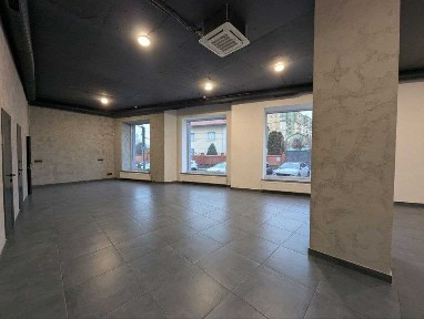 Сучасне приміщення з окремим входом в центрі